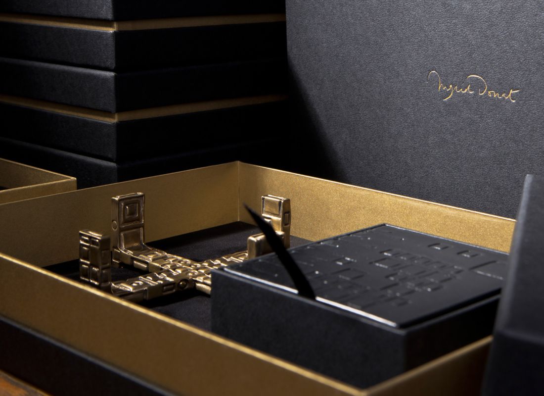 ingrid donat box with velvet lining shoulder neck boxes