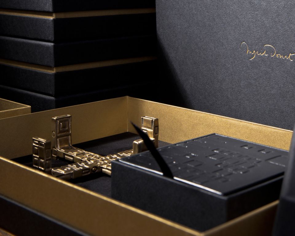 ingrid donat box with velvet lining shoulder neck boxes